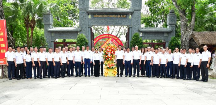 Đoàn Công tác chụp ảnh lưu niệm tại Khu Di tích lịch sử quốc gia đặc biệt Kim Liên Ảnh: N. Lộc