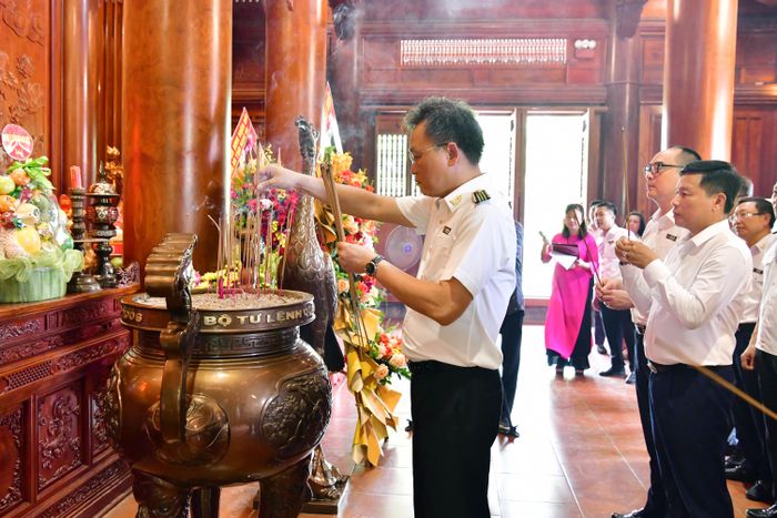 Tổng Kiểm toán nhà nước Nguyễn Hữu Nghĩa cùng Đoàn công tác dâng hương tại Khu Di tích Kim Liên. Ảnh: N. Lộc