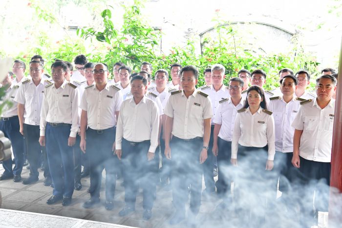 Đoàn công tác đã thực hiện nghi lễ dâng hoa, dâng hương và dành 1 phút tưởng niệm, tưởng nhớ công lao các Anh hùng liệt sỹ. Ảnh: N. Lộc