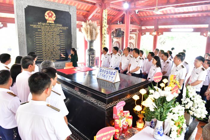 Đoàn công tác nghe giới thiệu về Khu Di tích Truông Bồn. Ảnh: N. Lộc