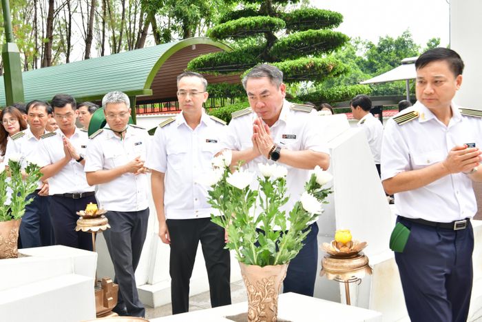 Lãnh đạo KTNN và Đoàn công tác dâng hương, dâng hoa tại khu mộ 10 nữ liệt sỹ Thanh niên xung phong Ngã ba Đồng Lộc.