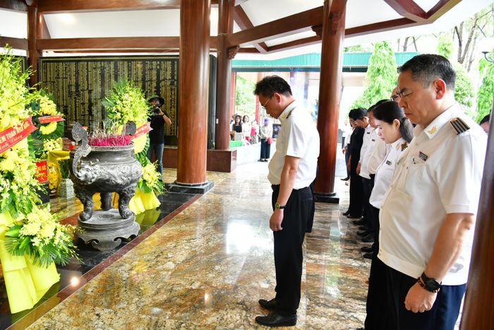 Tổng Kiểm toán nhà nước Nguyễn Hữu Nghĩa và Đoàn công tác dâng hương tại Nhà bia tưởng niệm liệt sỹ Thanh niên xung phong toàn quốc thuộc Khu di tích Ngã ba Đồng Lộc.