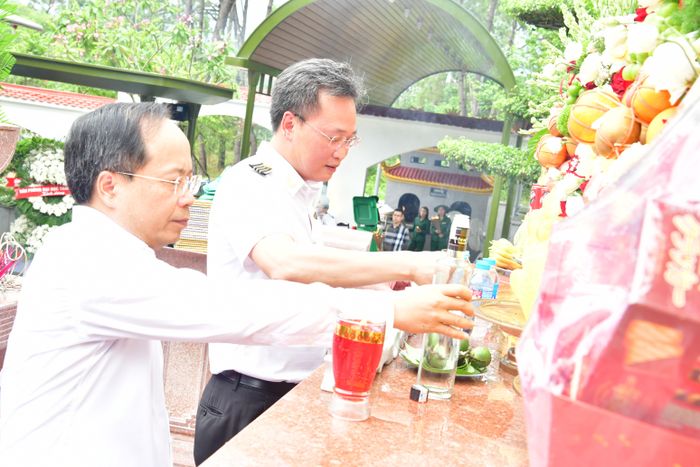 Tổng Kiểm toán nhà nước Nguyễn Hữu Nghĩa và Bí thư Tỉnh ủy Hà Tĩnh Nguyễn Duy Lâm dâng hương tại khu mộ 10 nữ liệt sỹ Thanh niên xung phong Ngã ba Đồng Lộc.