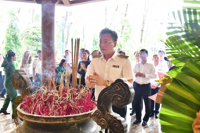 Tổng Kiểm toán nhà nước Nguyễn Hữu Nghĩa dâng hương tại Nhà bia tưởng niệm liệt sỹ Thanh niên xung phong toàn quốc thuộc Khu di tích Ngã ba Đồng Lộc.