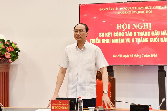 Đồng chí Phùng Khánh Tài - Phó Bí thư chuyên trách Đảng ủy Quốc hội, Bí thư Đảng ủy các Cơ quan tham mưu giúp việc của Đảng ủy Quốc hội phát biểu chỉ đạo Hội nghị. Ảnh: M. Thúy