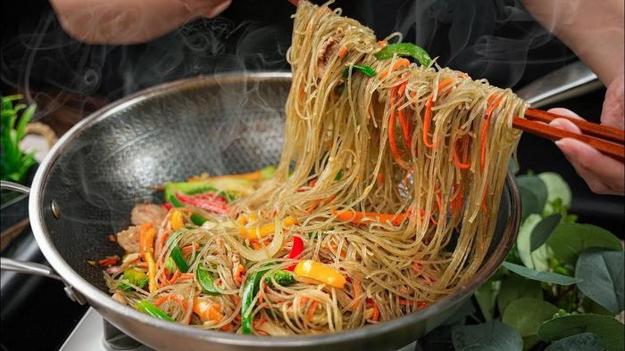 Miến xào đạt chuẩn sẽ tơi, mềm, không bết dính. Ảnh minh họa.