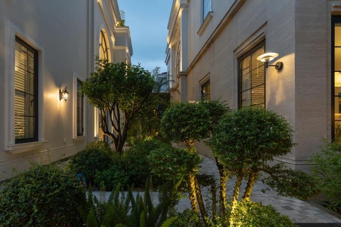 Việc bố trí nhiều khoảng mở cũng giúp gió và ánh sáng lưu thông tốt hơn, tạo cảm giác rộng rãi dù diện tích xây dựng không quá lớn.