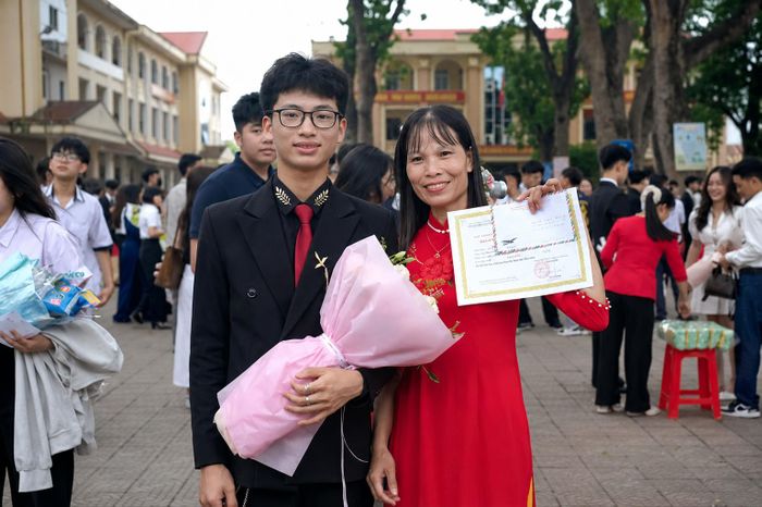 Công chụp ảnh với mẹ trong lễ tuyên dương