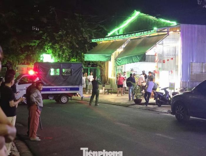 Nạn nhân được đưa ra khỏi hiện trường. Ảnh: Báo Tiền phong.