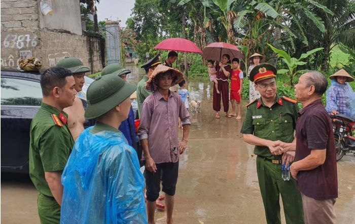 Cụ ông 90 tuổi trở về nhà an toàn. Ảnh: Bộ Công an.