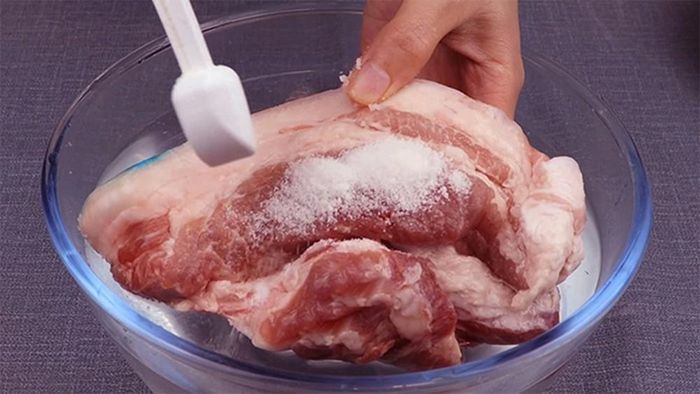 Công dụng của giấm trắng và muối trong rã đông. Ảnh minh họa.
