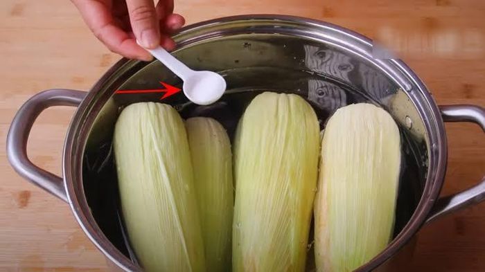 Thêm chút muối vào nồi luộc ngô. Ảnh minh họa.