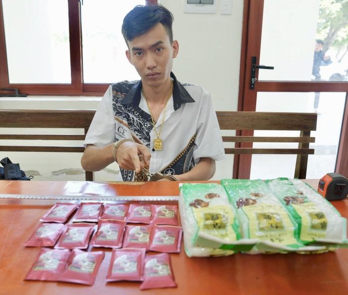 Đối tượng Hoàng Viết Toàn đến cơ quan Công an đầu thú và tự nguyện giao nộp khoảng 3kg ma túy tổng hợp dạng đá. Ảnh: CA.