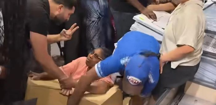 Các vị khách cãi nhau trong lúc mua hàng (ảnh chụp màn hình FRANCE24).