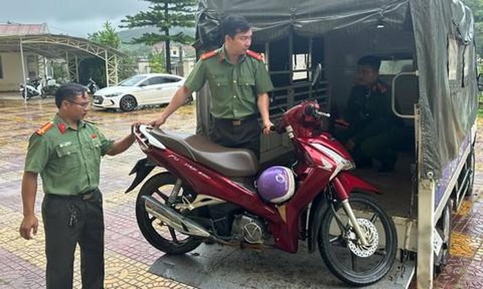 Công an xã Tu Mơ Rông hỗ trợ đưa xe và người về lại Lâm Đồng.
