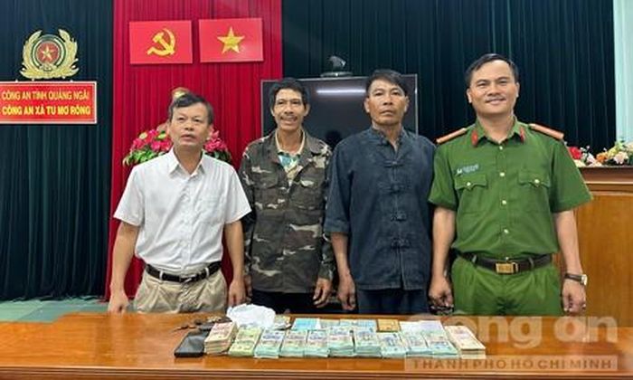 Ông Trần Quốc Huy - Chủ tịch UBND xã Tu Mơ Rông (áo trắng) và Thiếu tá Nguyễn Văn Hạnh đã bàn giao ông Toán và tài sản cho gia đình.