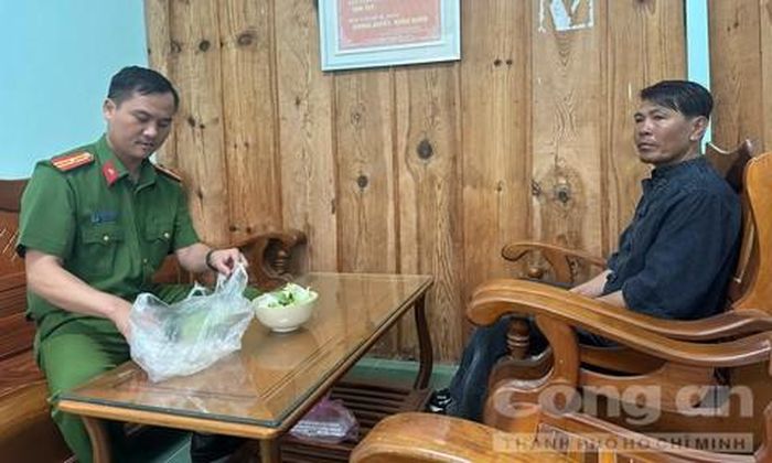 Thiếu tá Nguyễn Văn Hạnh - Trưởng Công an xã Tu Mơ Rông chuẩn bị đồ ăn sáng cho ông Toán.