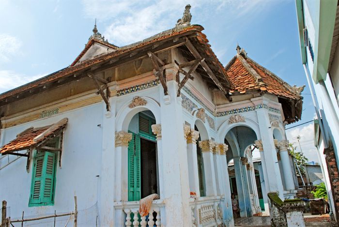 Nhà phú hộ ở Bà Điểm (ảnh chụp năm 1999)