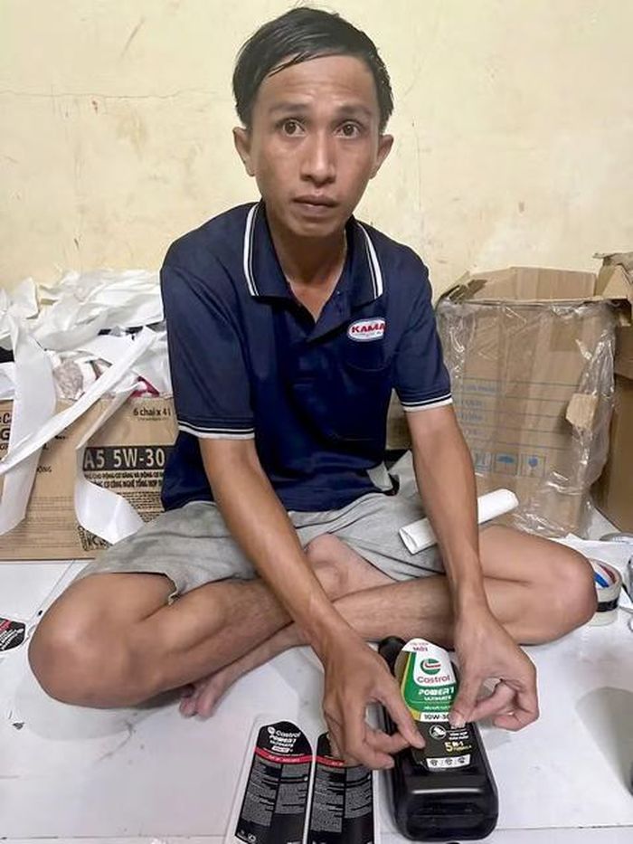 Nguyễn Văn Khánh thực hiện lại hành vi dán tem nhãn lên các chai nhớt giả