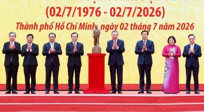 Tổng Bí thư, Chủ tịch nước Tô Lâm trao bức tượng Chủ tịch Hồ Chí Minh tặng Đảng bộ, chính quyền và Nhân dân TPHCM