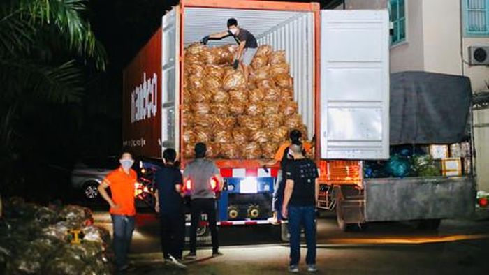 Nghĩa tình lan tỏa qua những chuyến hàng xuyên đêm giúp bà con bị ảnh hưởng bởi dịch Covid-19 ở TPHCM. Ảnh: ĐỨC NAM