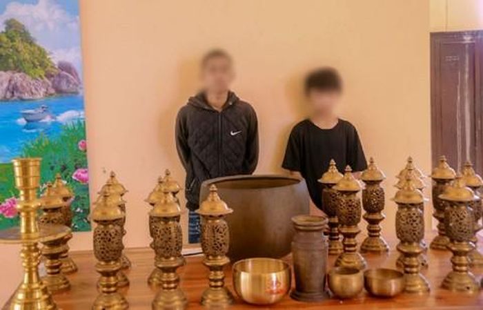 Các đối tượng Đ.L.H và N.M.B. cùng tang vật.
