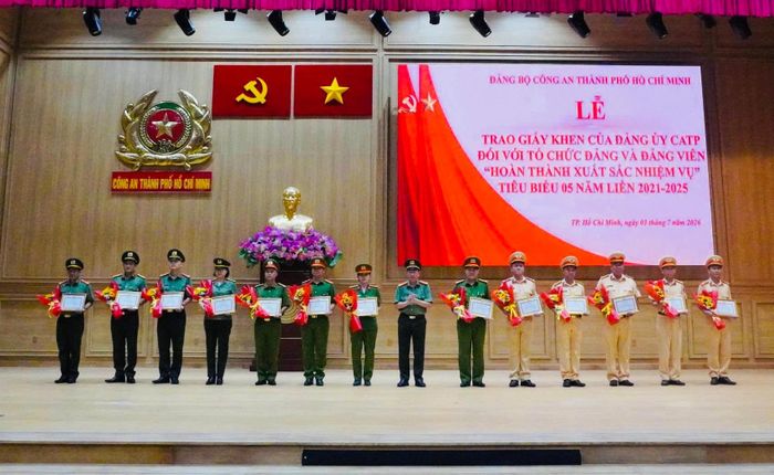 Ban Giám đốc Công an Thành phố trao khen thưởng cho các đảng viên xuất sắc