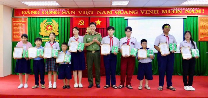 Công đoàn Công an TPHCM trao học bổng Nguyễn Đức Cảnh năm học 2025 – 2026 cho 34 học sinh là con em cán bộ, chiến sĩ