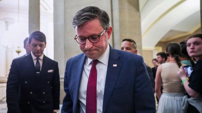 Chủ tịch Hạ viện Mike Johnson (Đảng Cộng hòa, bang Louisiana) trở lại văn phòng sau khi phát biểu trước các phóng viên tại Điện Capitol Hoa Kỳ vào ngày 11/6 /2026 tại Washington, DC.