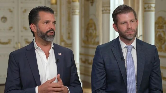 Ông Trump nói con trai ông, Eric, quản lý tiền của ông. Ảnh Donald Trump Jr. (bên trái) và Eric Trump đang nói chuyện trên chương trình “Squawk on the Street” trên CNBC.