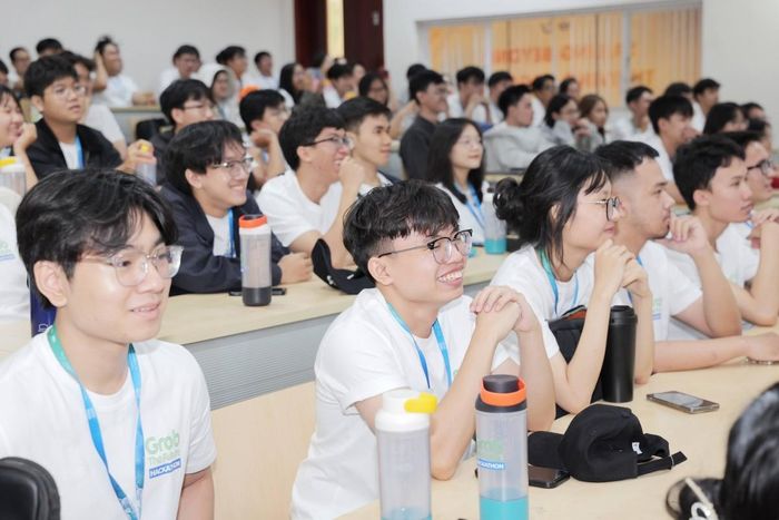 Cuộc thi năm nay nhận gần 600 hồ sơ đăng ký từ thanh niên trên cả nước.
