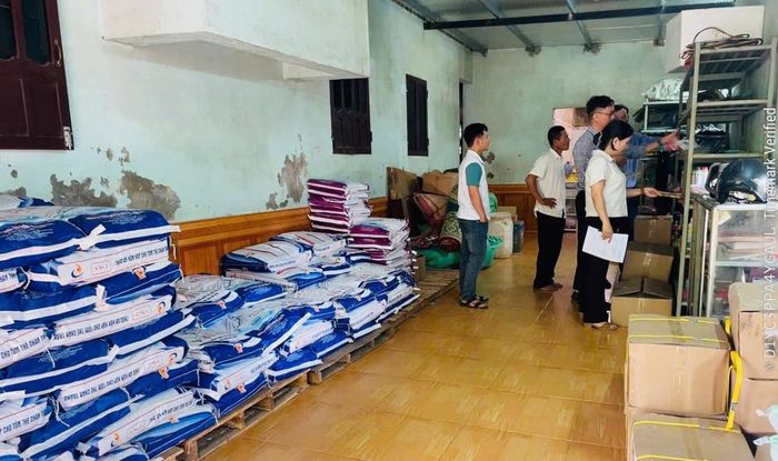 Lực lượng chức năng tiến hành kiểm tra hoạt động kinh doanh thức ăn thủy sản, sản phẩm xử lý môi trường, thuốc thú y thủy sản