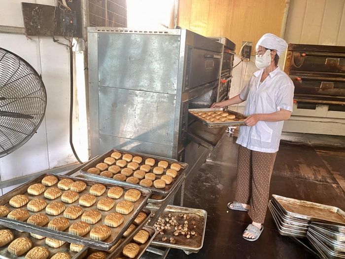 Nhờ chú trọng chất lượng và xây dựng uy tín trên thị trường, sản phẩm của Cơ sở sản xuất bánh nướng Hoàng Thảo, xóm Việt Chu (xóm Nà Kéo trước đây), xã Hạ Lang ngày càng được nhiều khách hàng biết đến. Ảnh Quốc Sơn