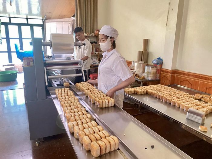 Bà Hoàng Thị Thảo, chủ Cơ sở sản xuất bánh nướng Hoàng Thảo, xóm Việt Chu (xóm Nà Kéo trước đây), xã Hạ Lang đầu tư hệ thống máy móc hiện đại phục vụ sản xuất, đáp ứng nhu cầu ngày càng lớn của thị trường. Ảnh Quốc Sơn.