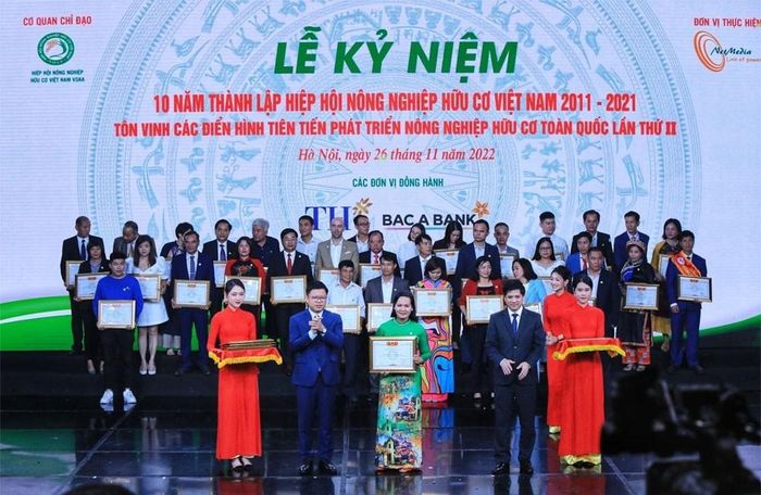 Các tập thể, cá nhân điển hình nhận Bằng khen của Hiệp hội Nông nghiệp hữu cơ Việt Nam nhân dịp Lễ kỷ niệm 10 năm thành lập Hiệp hội (2011 - 2021) và tôn vinh các điển hình tiên tiến phát triển nông nghiệp hữu cơ toàn quốc lần thứ II.