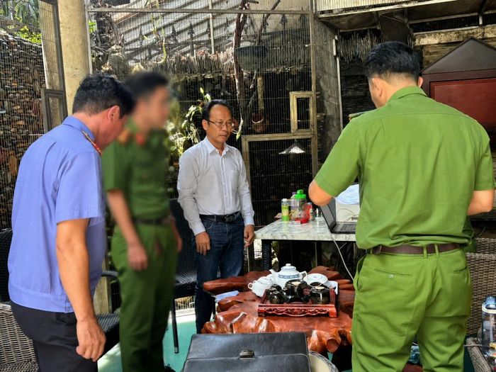 Cơ quan Công an thi hành quyết định khởi tố bị can và lệnh bắt tạm giam đối với Đoàn Lê Ngọc Phi Lân. Ảnh: CAVL
