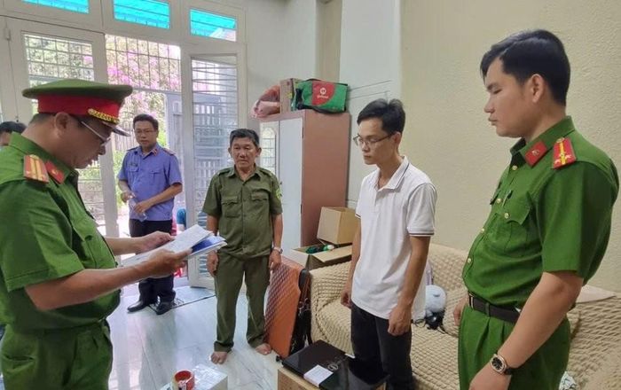 Cơ quan Công an thi hành quyết định khởi tố bị can và lệnh bắt tạm giam đối với Trần Minh Duy. Ảnh: CAVL