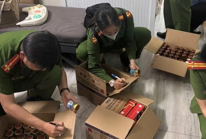 Lực lượng Công an kiểm đếm, niêm phong các sản phẩm nước yến phục vụ công tác điều tra. Ảnh: CAVL