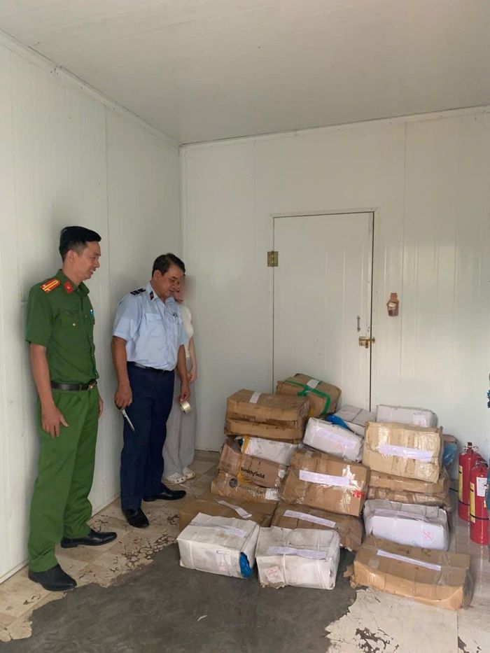 Lực lượng chức năng kiểm tra đột xuất cơ sở kinh doanh thực phẩm đông lạnh tại TP Đồng Nai. Ảnh: Chi cục QLTT TP Đồng Nai