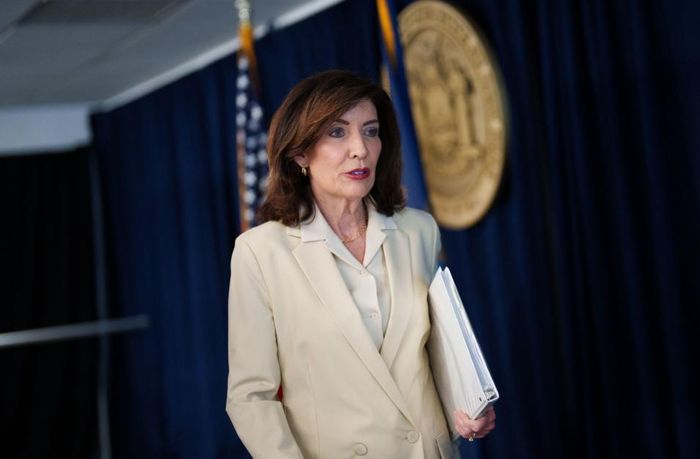 Theo Thống đốc Kathy Hochul, các mức thuế quan đã làm gia tăng đáng kể chi phí đối với nhiều loại đầu vào thiết yếu như ngũ cốc, thức ăn chăn nuôi, phân bón, hóa chất nông nghiệp và máy móc