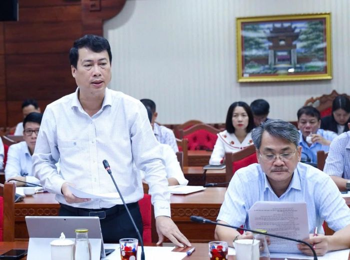 Giám đốc Sở Văn hóa, Thể thao và Du lịch phát biểu tại cuộc họp.