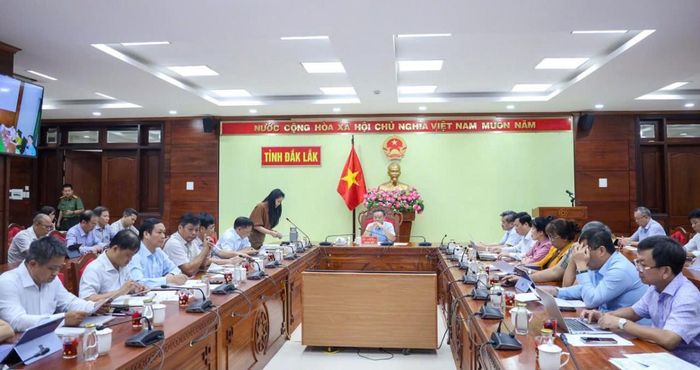 Quang cảnh cuộc họp.