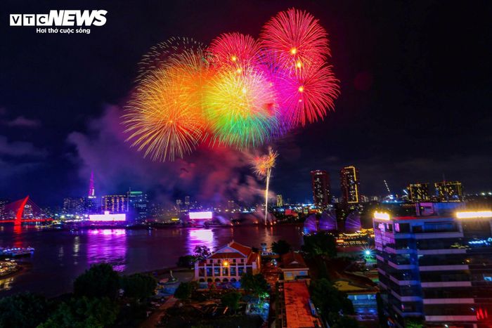 Trung tá Nguyễn Văn Dũng, Trưởng ban Quân khí, Phòng Hậu cần - Kỹ thuật, Bộ Tư lệnh TP.HCM, cho biết chương trình sử dụng 2.840 quả pháo hoa tầm cao, 360 quả pháo hoa tầm thấp, 1.200 giàn pháo tầm thấp cùng hơn 12.000 ống hỏa thuật các loại.