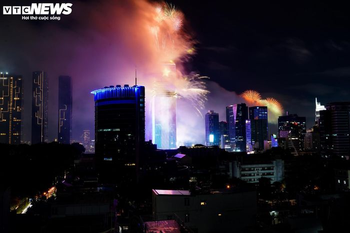 19h30, đông đảo người dân tập trung trước trụ sở UBND TP.HCM để theo dõi chương trình trình diễn ánh sáng 3D mapping quốc tế với chủ đề “Nửa thế kỷ tự hào - Nhịp đập Sài Gòn”.