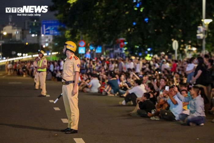 Mặc dù phải đến 21h chương trình bắn pháo hoa mới bắt đầu nhưng từ hơn 18h, các tuyến đường quanh phố đi bộ Nguyễn Huệ, bến Bạch Đằng, khu vực đầu hầm vượt sông Sài Gòn và nhiều vị trí trung tâm đã đông kín người dân. Nhiều gia đình, nhóm bạn trẻ có mặt từ rất sớm để chọn vị trí thuận lợi theo dõi màn trình diễn.