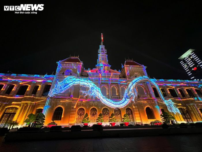 Chương đầu “Hoài niệm” tái hiện vẻ đẹp của các công trình kiến trúc, những cột mốc đầu tiên trong quá trình hình thành và phát triển của thành phố, tôn vinh sức sáng tạo của con người suốt 50 năm qua. Chương “Cất cánh” khắc họa hình ảnh TP.HCM không ngừng chuyển mình mạnh mẽ trên các lĩnh vực kinh tế, khoa học - công nghệ và đổi mới sáng tạo, với sức trẻ là động lực cho hành trình phát triển trong giai đoạn mới. Chương cuối “Lắng đọng” tái hiện sự giao thoa giữa quá khứ và hiện tại, truyền tải chiều sâu cảm xúc về một thành phố nghĩa tình, kiên cường. 