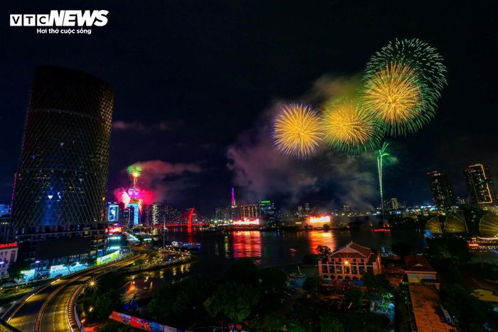 Đúng 21h, pháo hoa rực sáng trên bầu trời TP.HCM.