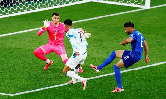 Ronaldo lẽ ra đã phá được “lời nguyền” 20 năm sớm hơn vài phút. (Ảnh: Reuters)