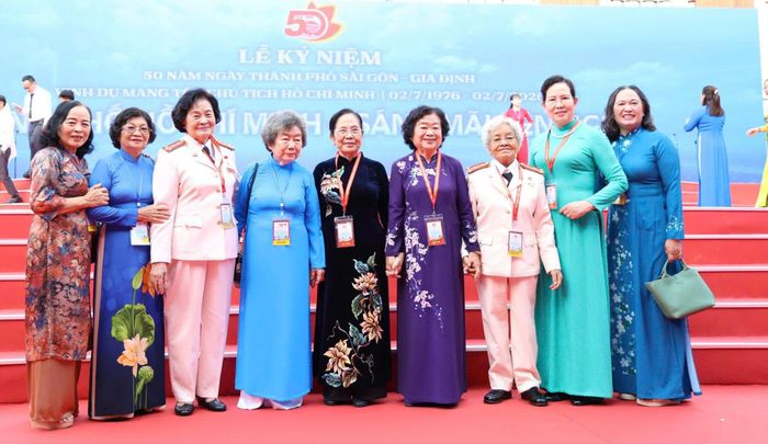 Nguyên Phó Chủ tịch nước Trương Mỹ Hoa và các đại biểu dự lễ kỷ niệm 50 năm Ngày thành phố Sài Gòn - Gia Định vinh dự mang tên Chủ tịch Hồ Chí Minh sáng 2/7. (Ảnh: T.Nguyễn)