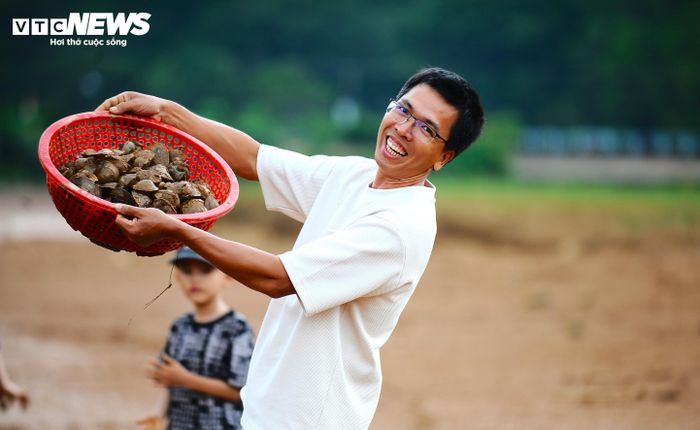 Một người cha rạng rỡ khoe thành quả của các con.